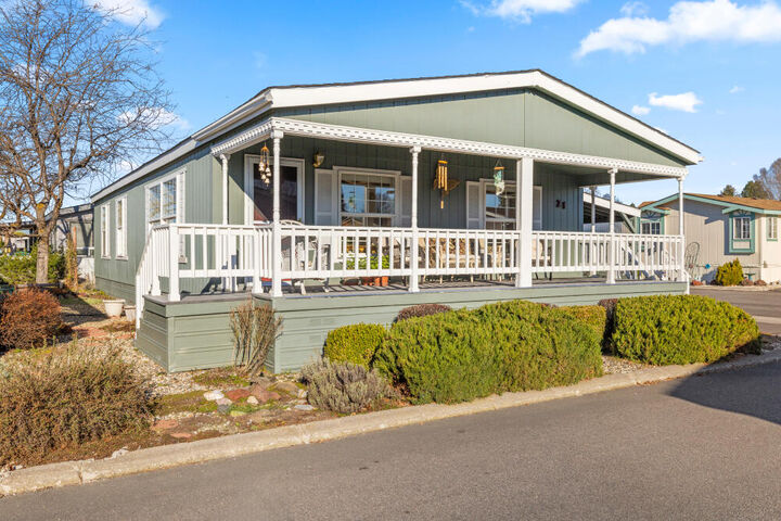 Property Photo:  4200 Summers Lane Unit 21  OR 97603 