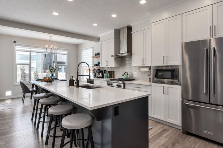 Property Photo:  7270 11 Avenue SW  AB T3H 3V5 