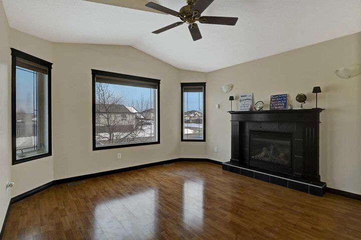 Photo de la propriété:  11402 77 Avenue  AB T8W 2V1 