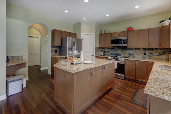 Property Photo:  729 Canoe Avenue SW  AB T4B 3K5 