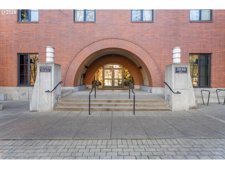 Property Photo:  1030 NW Johnson St 611  OR 97209 