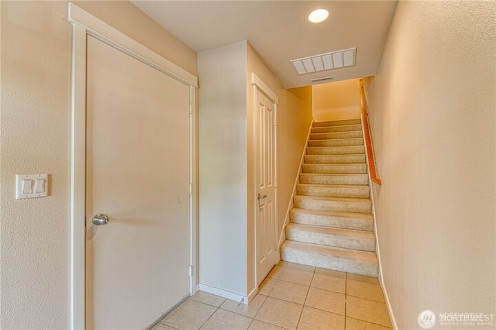 Property Photo: 5583 Lakemont Boulevard SE 1603 WA 98006