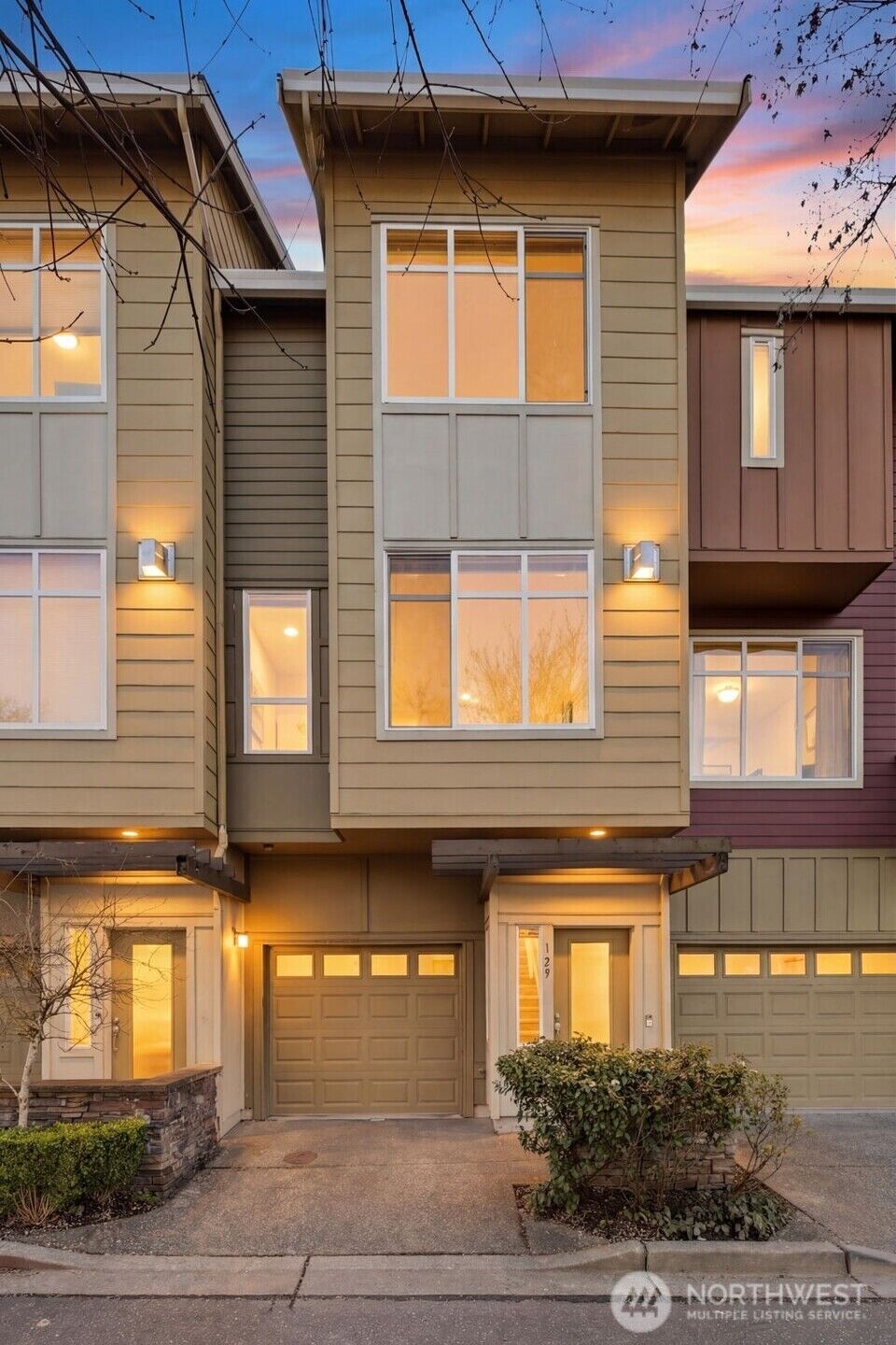 Property Photo:  129  Cougar Ridge Rd NW 1404  WA 98027 