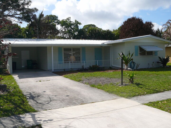 Property Photo:  2921 Sherwood Lane  FL 34982 