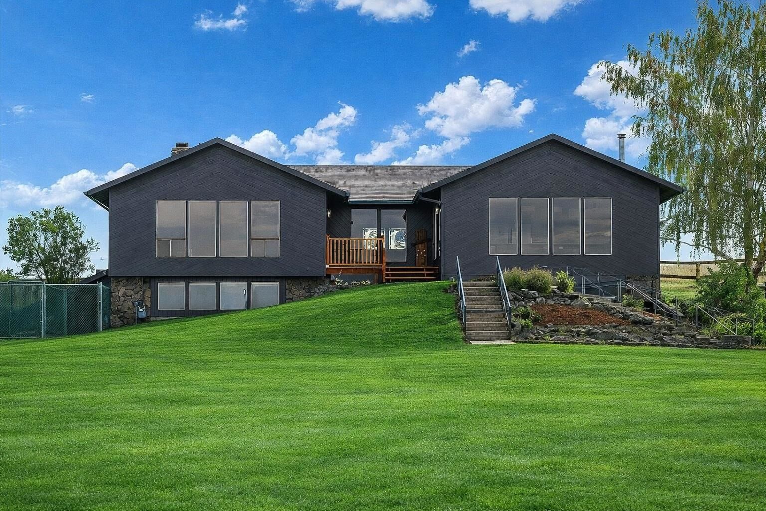 Property Photo:  1112 E Jennings Rd  WA 99031 