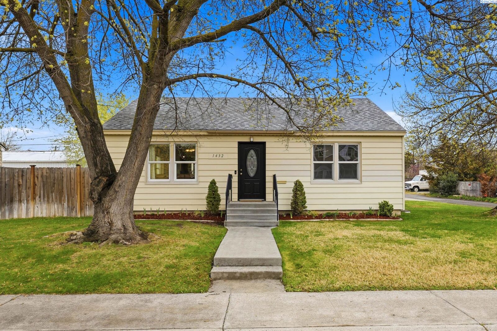 Property Photo:  1432 Goethals Dr  WA 99354 