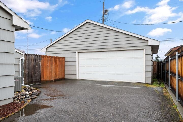 Property Photo:  411 Birch Ave  WA 99352 