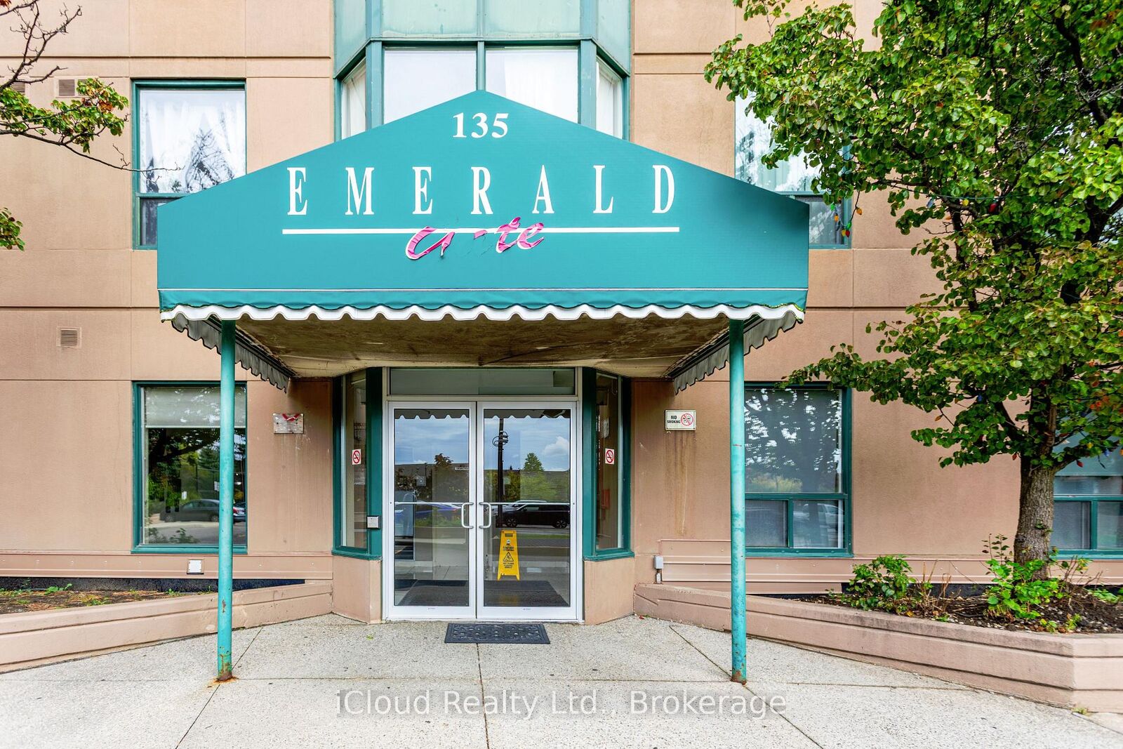 Property Photo: 135 Hillcrest Avenue 903 ON L5B 4B1