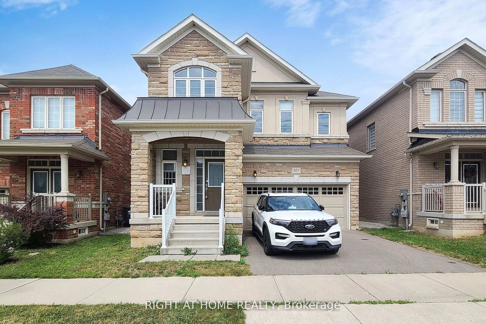 Property Photo: 423 Grindstone Trail ON L6H 0S1