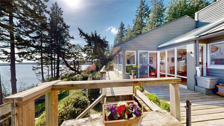 Property Photo: 1130 Berry Point Rd BC V0R 1X1