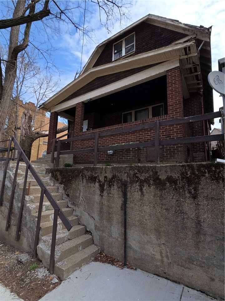 Property Photo: 874 Kenneth Ave PA 15068