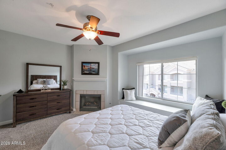 Property Photo:  4455 E Paradise Village Parkway S 1052  AZ 85032 