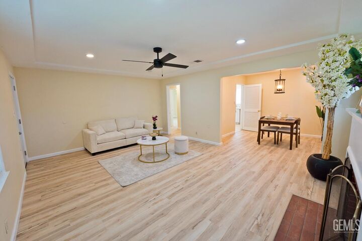 Property Photo: 2914 Cedar Street CA 93301