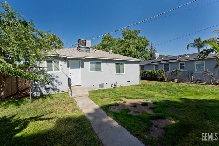 Property Photo:  2914 Cedar Street  CA 93301 