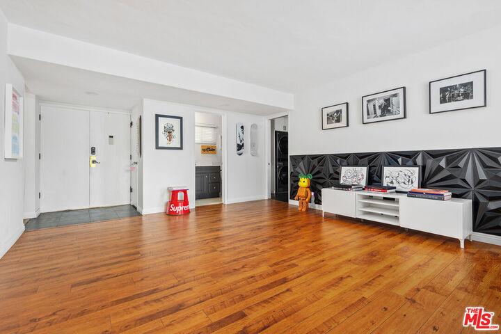 Property Photo: 5950 Buckingham Pkwy CA 90230