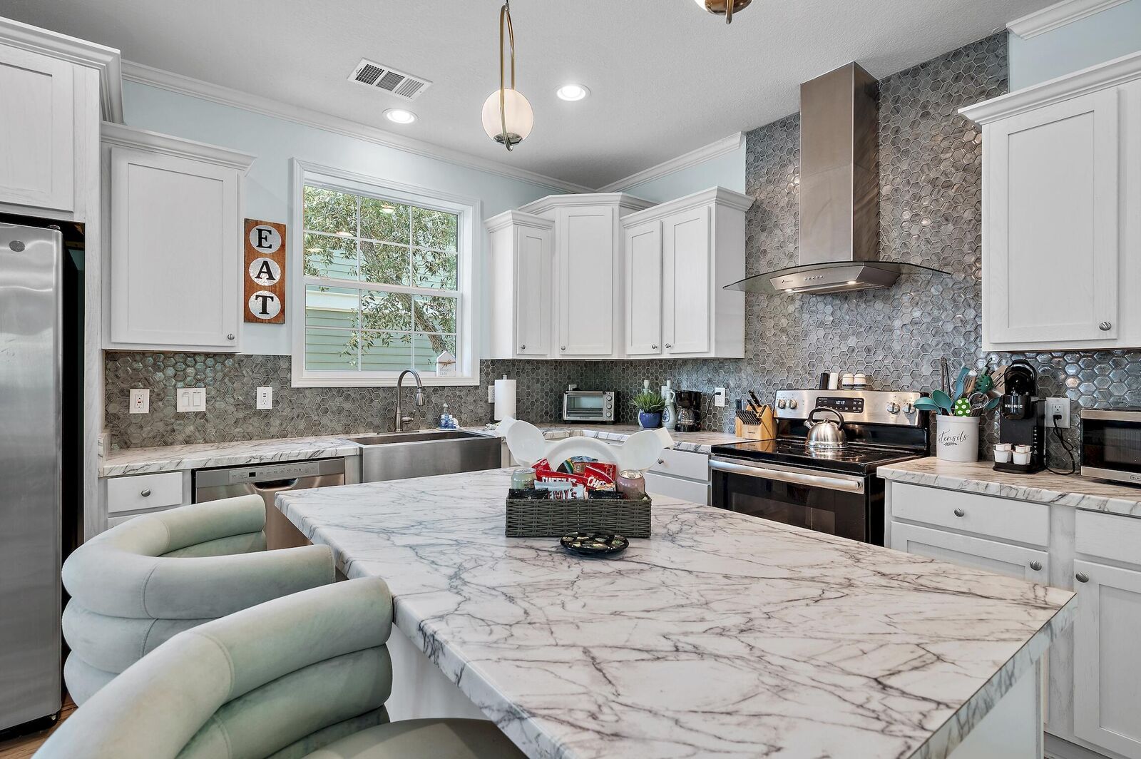 Property Photo: 389 San Juan Avenue FL 32459