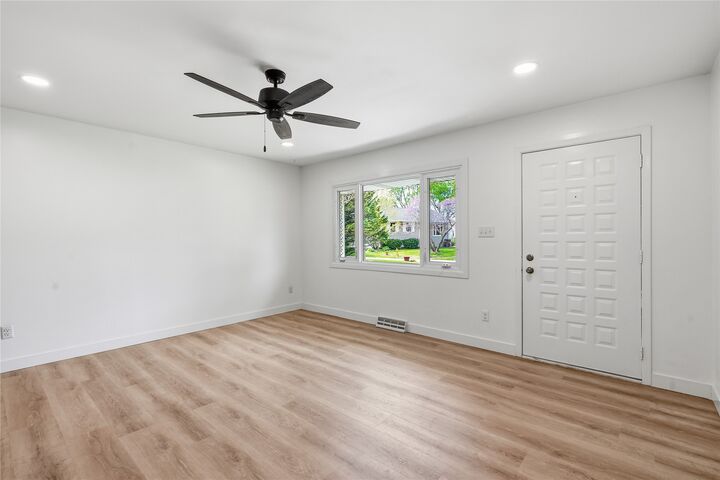 Property Photo:  611 6th Avenue SE  IA 50009 