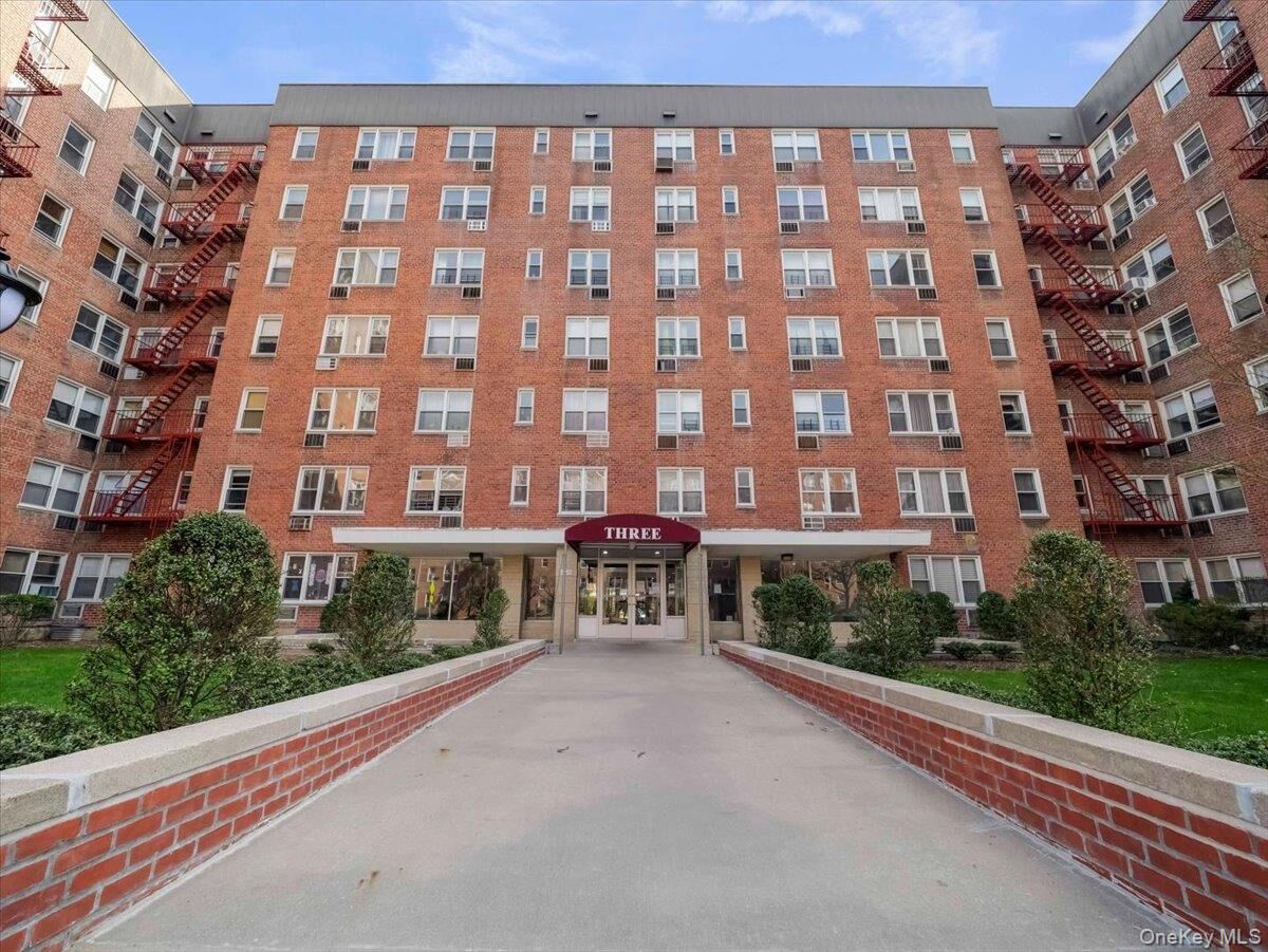 Property Photo: 3 Sadore Ln 4P NY 10710