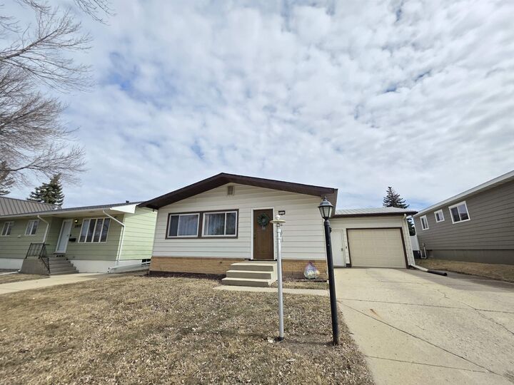 Property Photo: 1111 6th St SW ND 58701