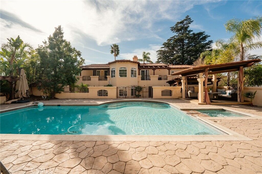 Property Photo: 828 S Sunset Canyon CA 91501