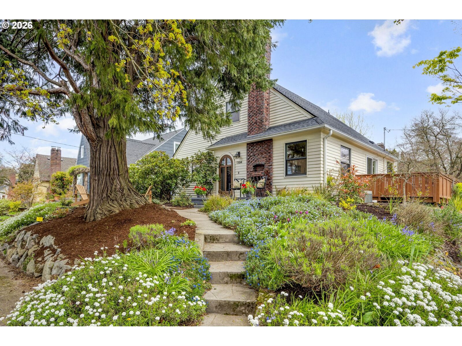 Property Photo: 1304 NE 51st Ave OR 97213