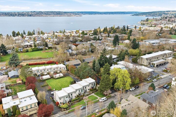 Property Photo: 6527 106th Avenue NE 10 WA 98033