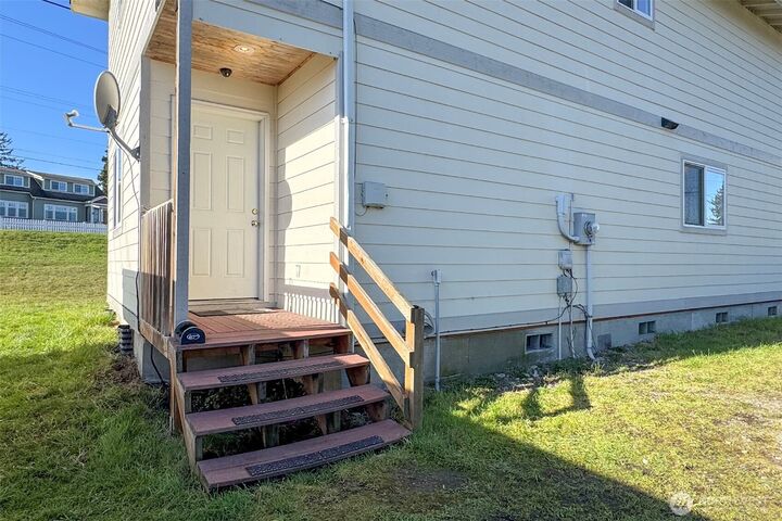 Property Photo:  619 E Lauridsen Boulevard  WA 98362 