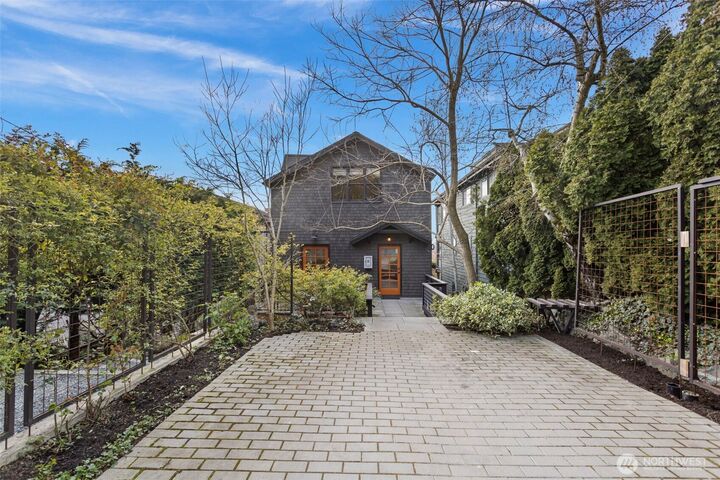 Property Photo: 1524 10th Avenue W WA 98119