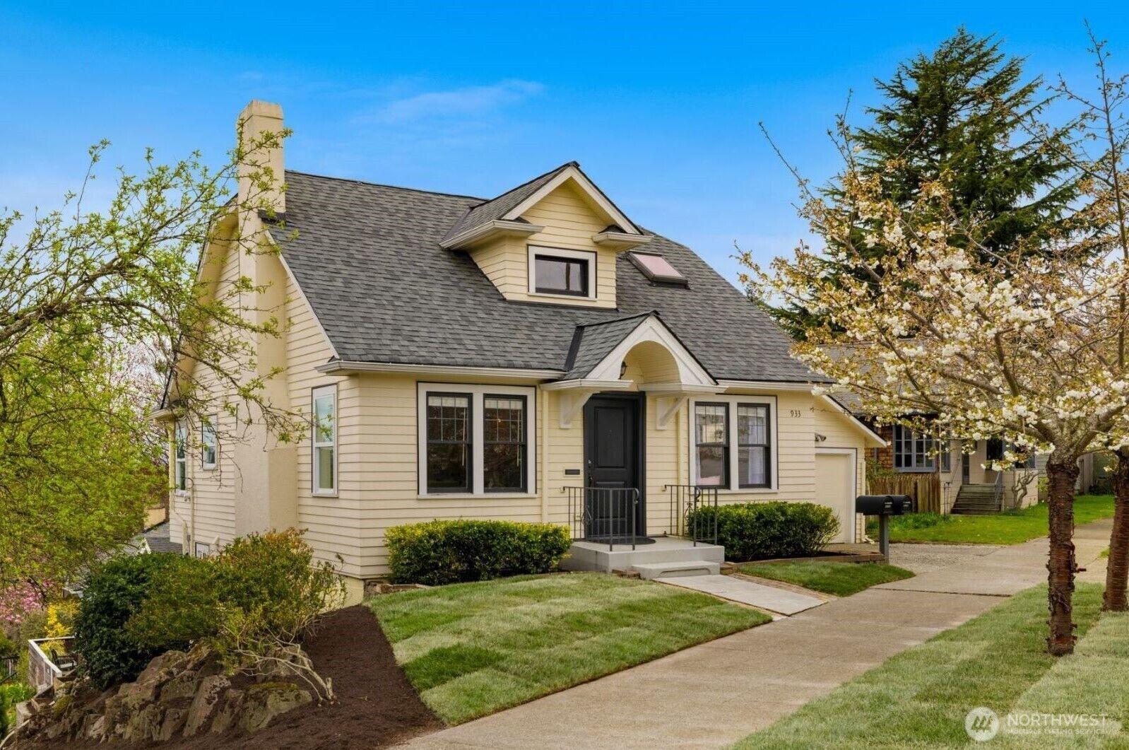 Property Photo:  933  Yakima Place S  WA 98144 