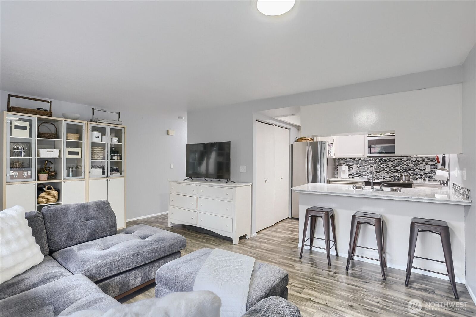 Property Photo:  1002  Columbia Avenue 3  WA 98270 