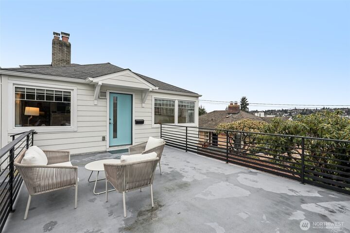 Property Photo: 2418 W Boston WA 98199