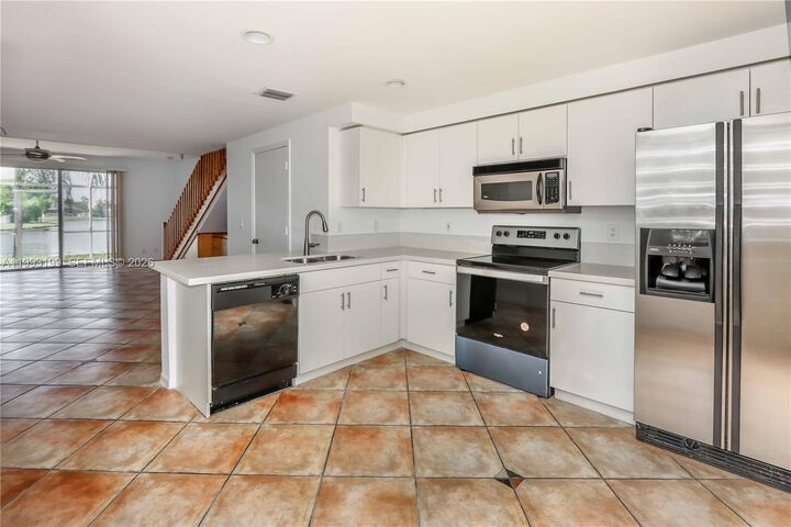 Property Photo:  1337 Presidio Dr 5-40  FL 33327 