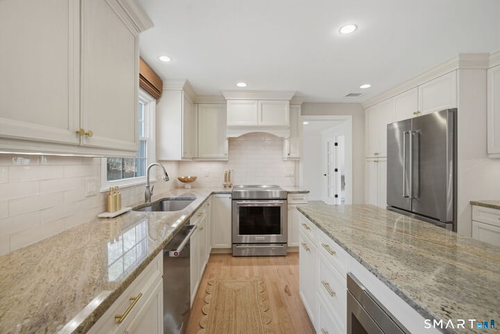 Property Photo:  10 Litchfield Drive  CT 06070 