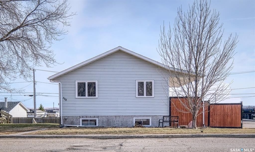 Property Photo:  304 2nd Avenue E  SK S0K 0M0 