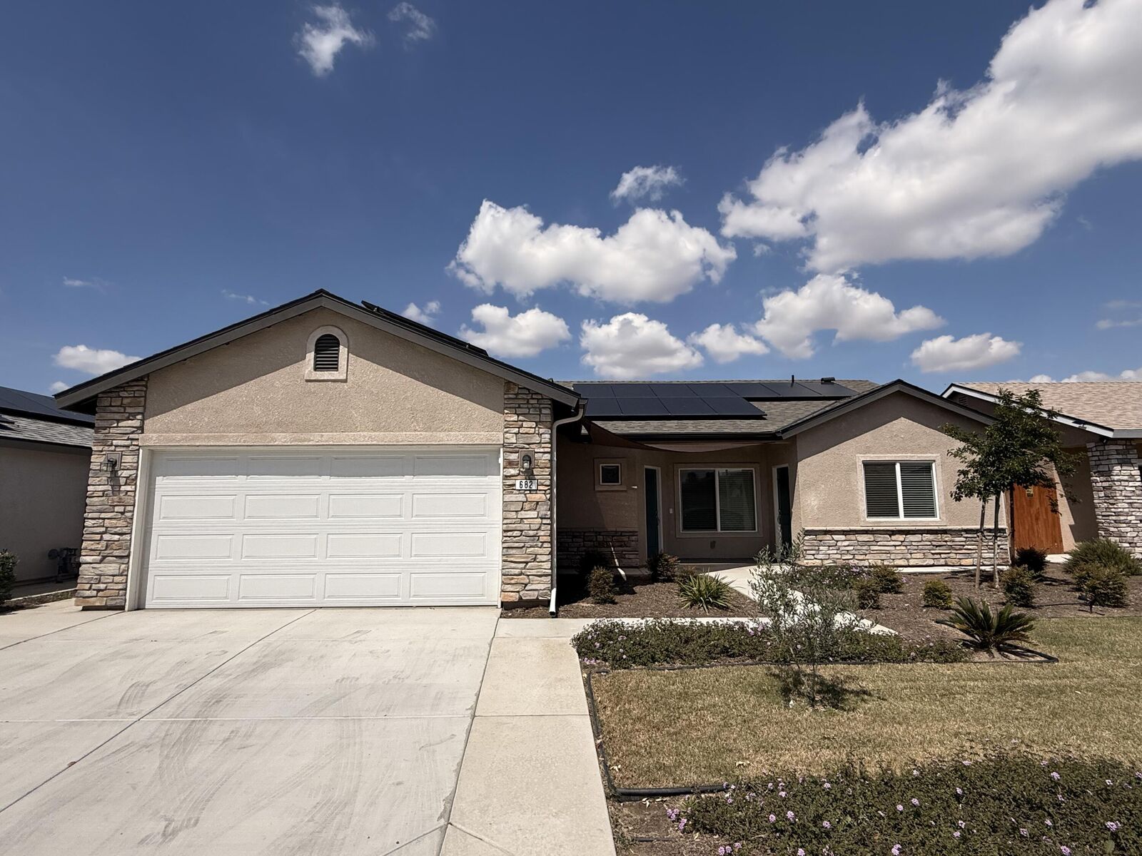 Property Photo:  682 W Pin Oak Avenue  CA 93257 