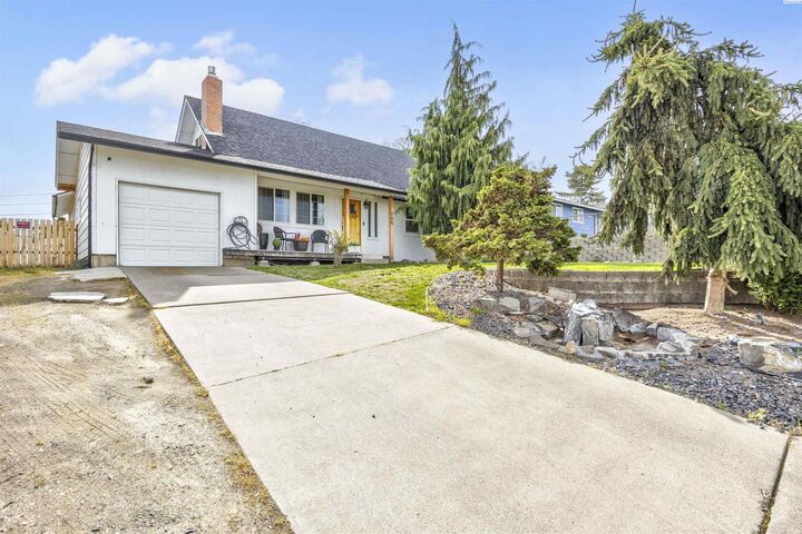 Property Photo:  706 Buena Vista Ave  WA 98944 