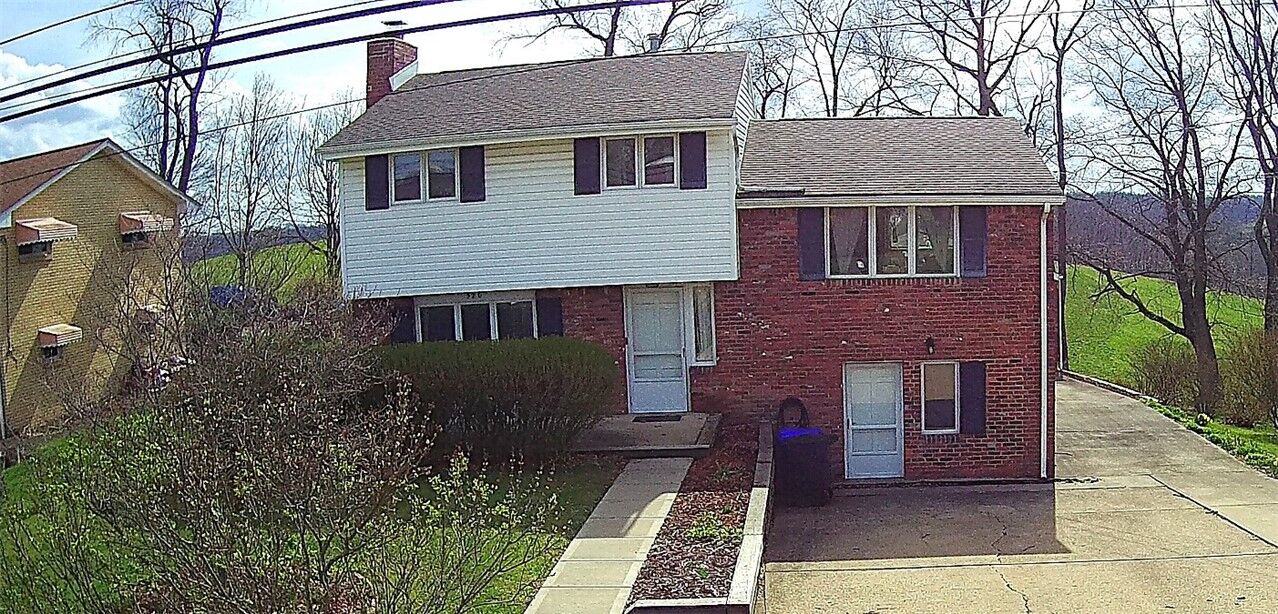 Property Photo:  520 Carolina Dr  PA 15071 
