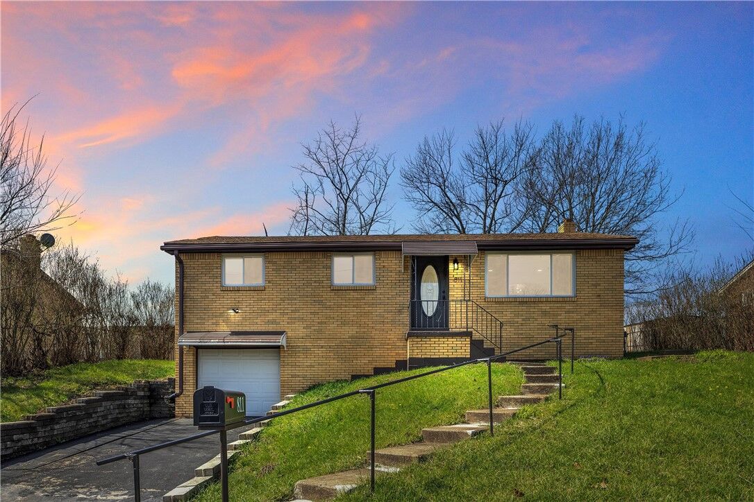 Property Photo:  811 Westbury Rd  PA 15137 