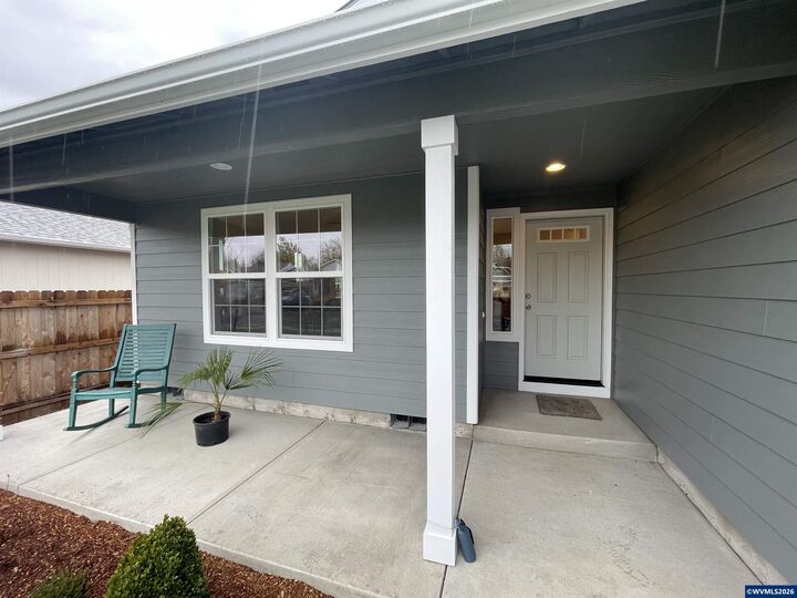 Property Photo: 1469 Crittenden St SW OR 97321