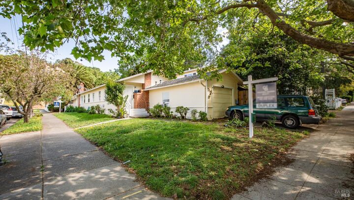 Property Photo:  11 San Rafael Avenue  CA 94901 