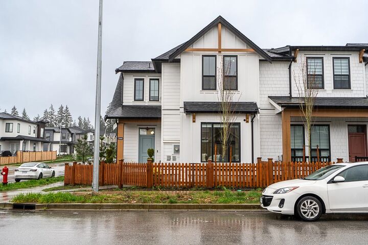 20484 76 Avenue — photo 1
