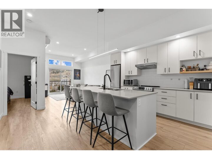Property Photo: 660 Cawston Avenue North 609 BC V1Y 2L1