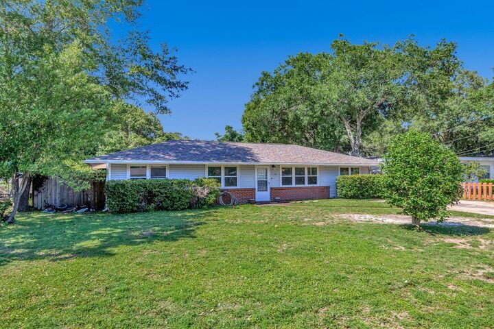 Property Photo: 17 NW Highland Drive FL 32548