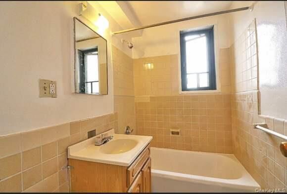 Property Photo:  1594 Unionport Road 9D  NY 10462 
