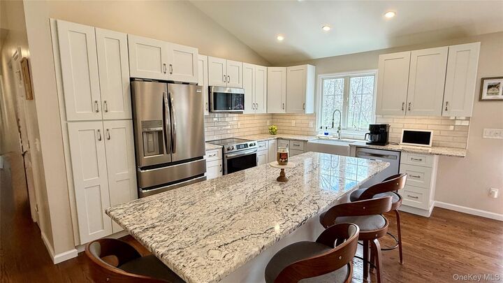 Property Photo:  6 Viaduct Court  NY 12577 