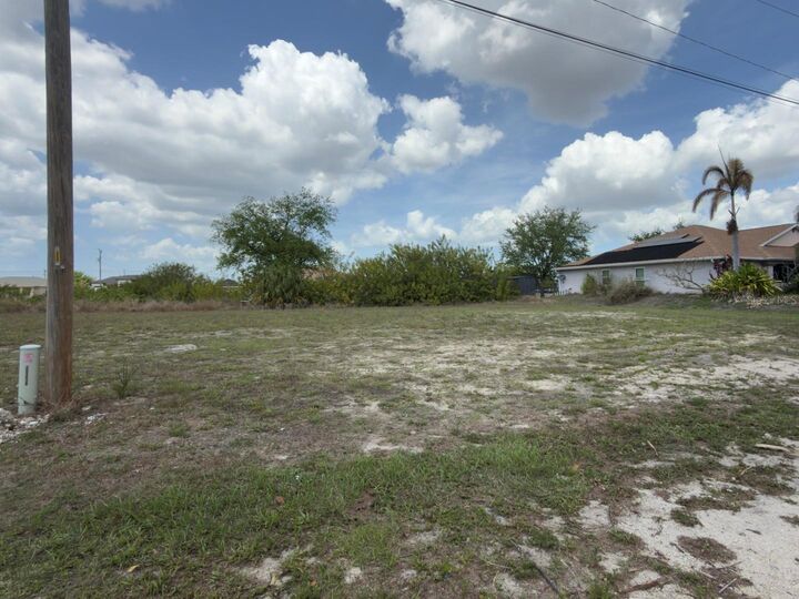 Property Photo:  2206 NE 1st Place  FL 33909 