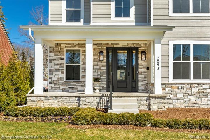 Property Photo:  2093 Pembroke Road  MI 48009 5828 