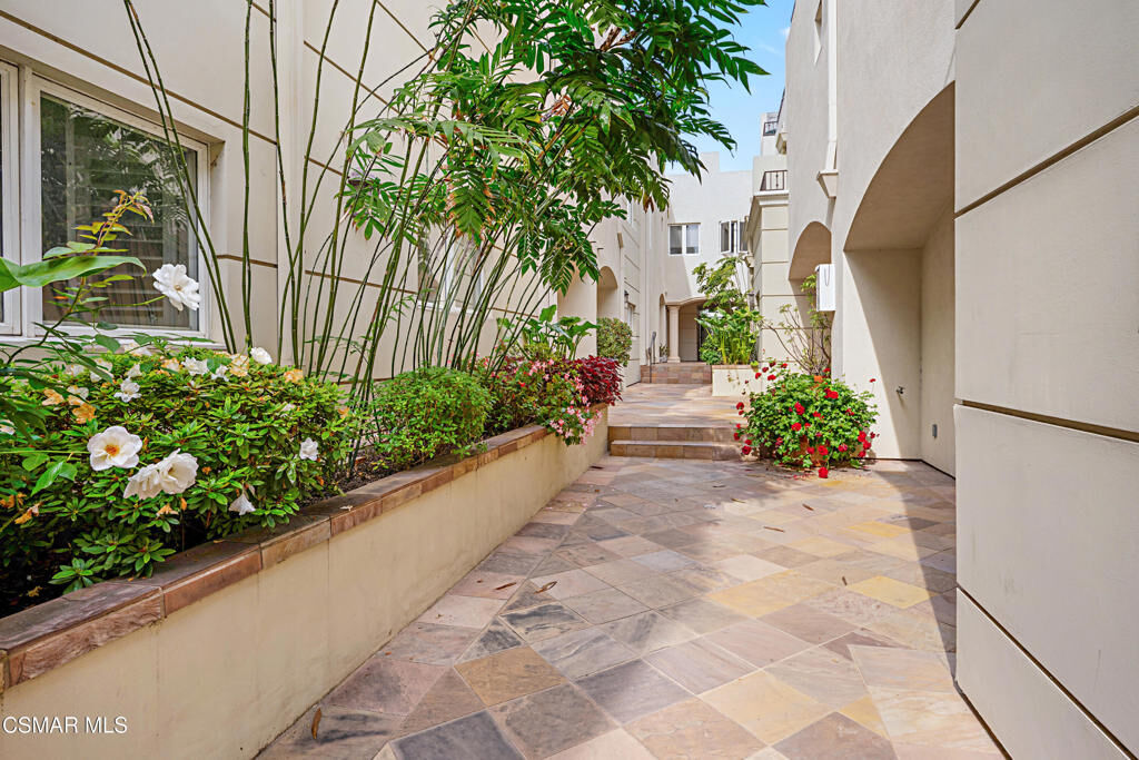 Property Photo:  1217 Yale Street 103  CA 90404 