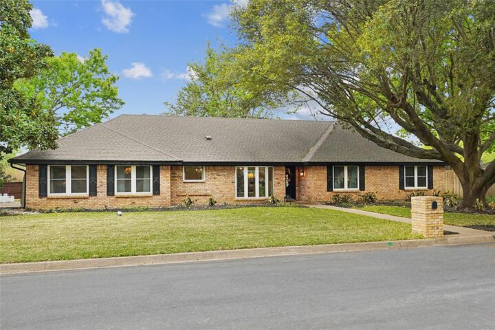 Property Photo: 505 Raven Court TX 76034