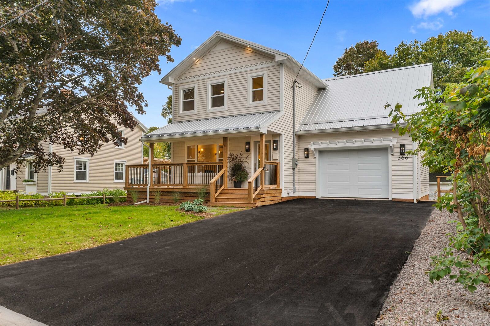 Property Photo:  366 Oak Avenue  PE C1N 2A7 